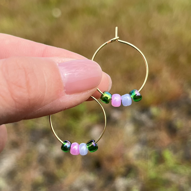 Meadow Blossom Hoops – Edelstahl-Ohrringe mit Glasperlen in Rosa, Flieder und Grün