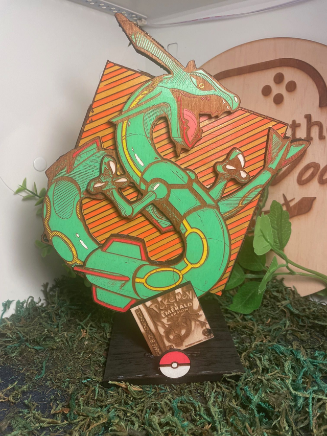 Figurine Rayquaza, en bois.