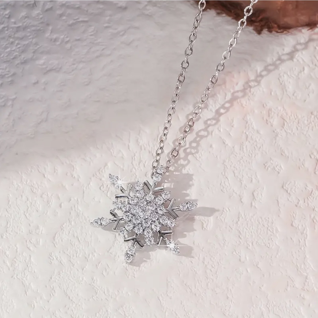 Elegant snowflake necklace