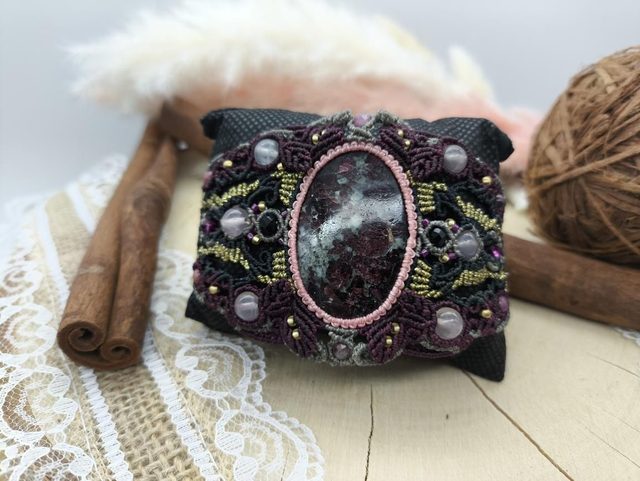 Bracelet manchette bordeaux/gris eudialyte