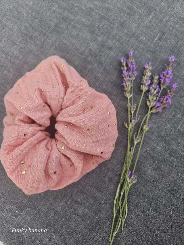 Chouchou rose poudré et pois dorés 