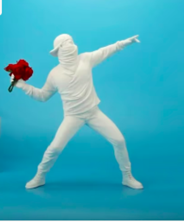 Prachtig beeldje Banksy activist met bloemen Wit (22cm)