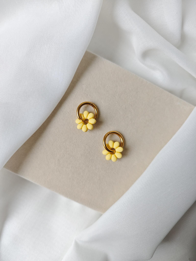 Daisy Glow kolekcija- RUMENA (pozlačen obroč)