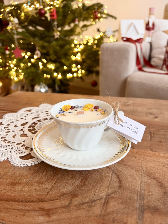 🎄 Bougie Rocher praliné - tasse à thé &quot;frise dorée&quot; avec sous-tasse