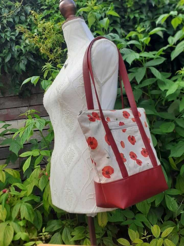 Sac rouge et coquelicot avec une fermeture  porté  épaule  veronpiotcreation 