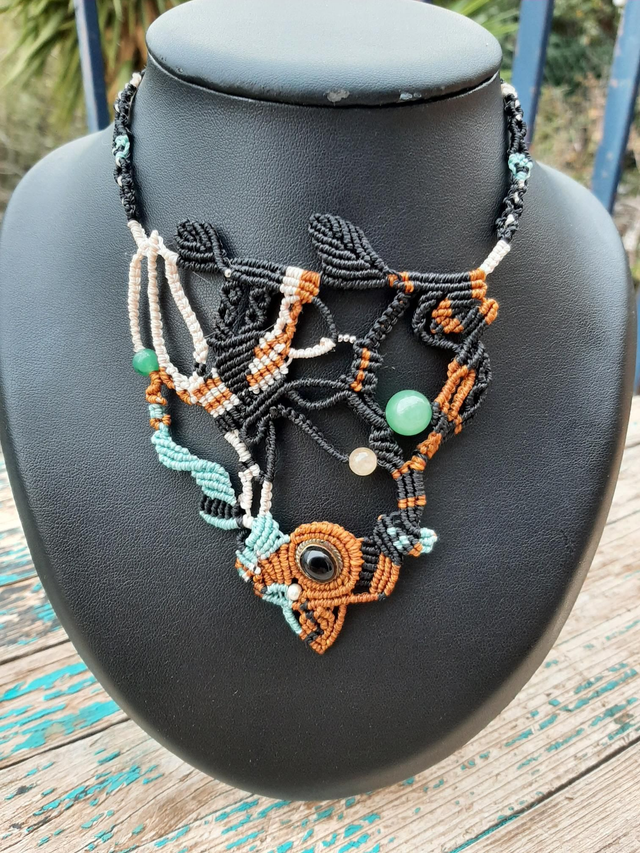 Collier macramé asymétrique 