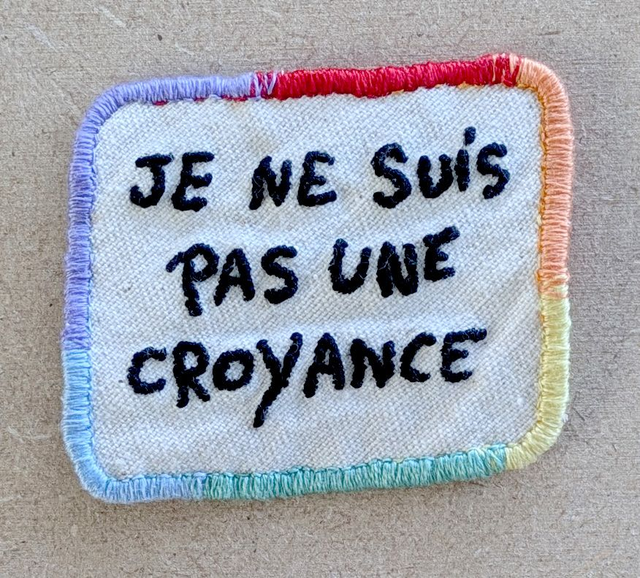 broderie thermocollante faite main - Je ne suis pas une croyance -  5,7 x 4,9 cm