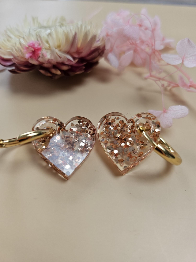 Boucles d'oreilles en résine - Coeurs créoles pailletés roses