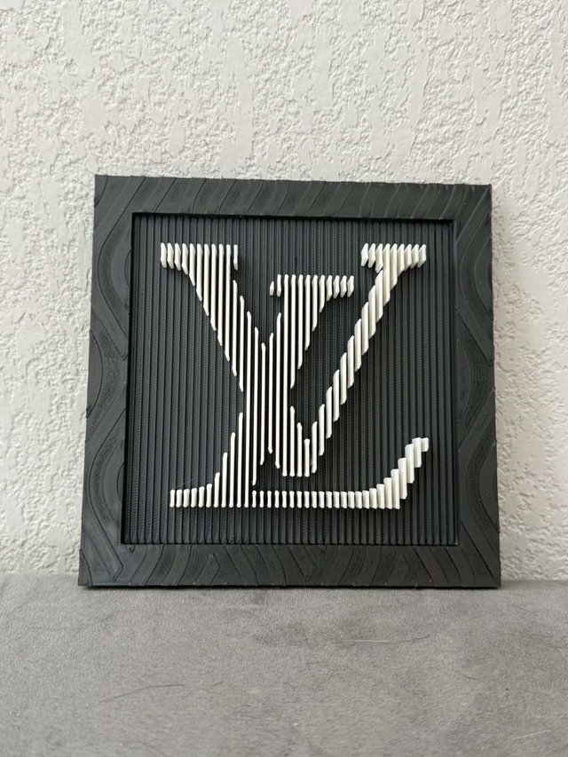 Cadre décoratif – Initiale en relief