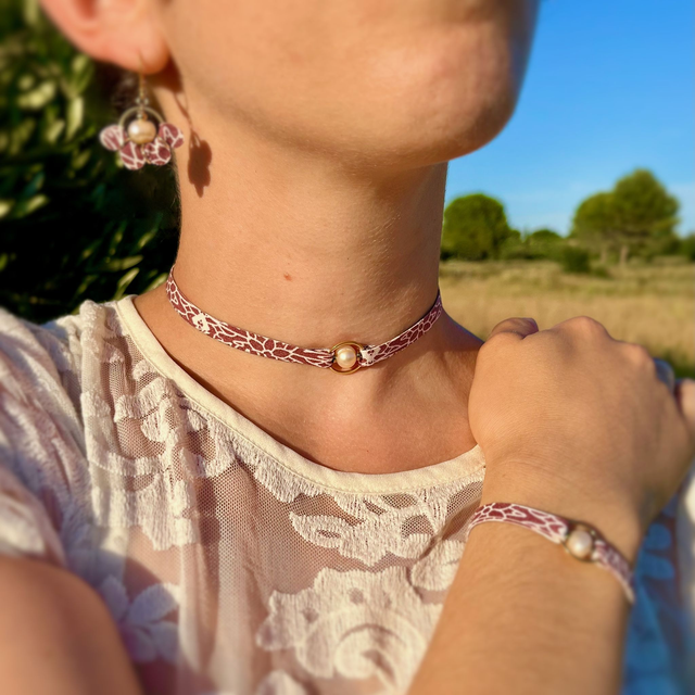 Collier Aura#1 - tissu rouge, perle d'eau douce, acier inox