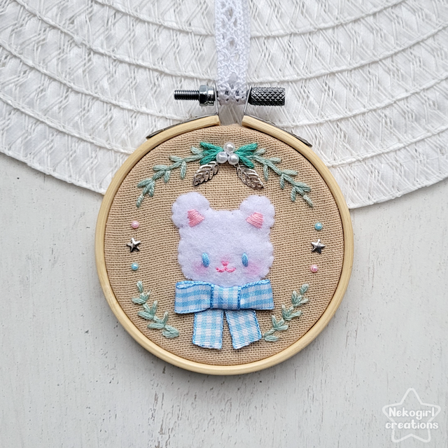 Mini Broderie - Ourson ruban bleu