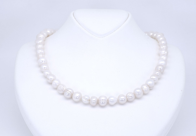 Eleganz in Vollendung – Handgeknüpfte Süßwasserperlenkette mit Silbermagnetverschluss - Lätizia