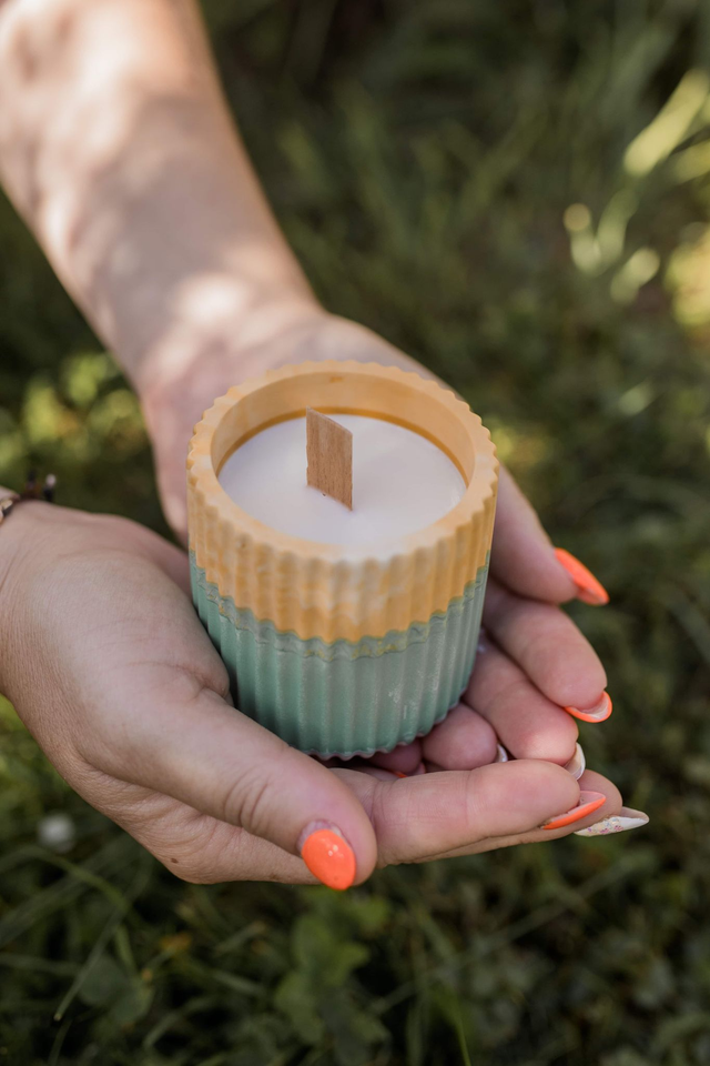 Bougie coulée et pot en éco-résine strié