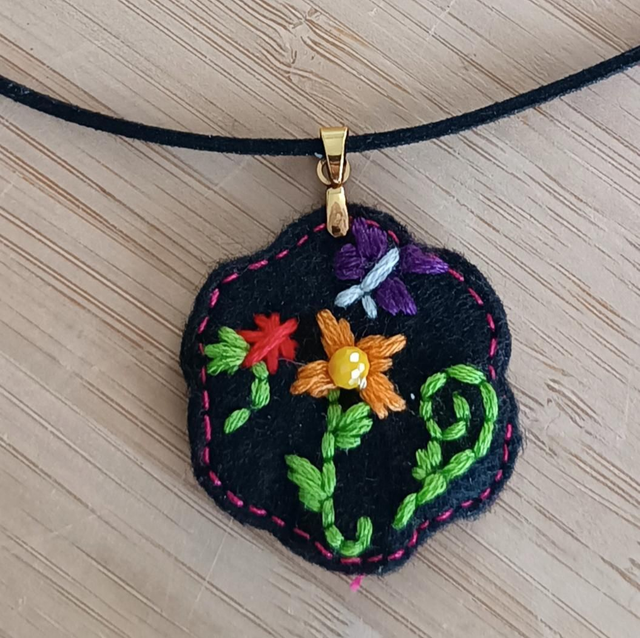 Collier enfant broderie fleurs papillon 