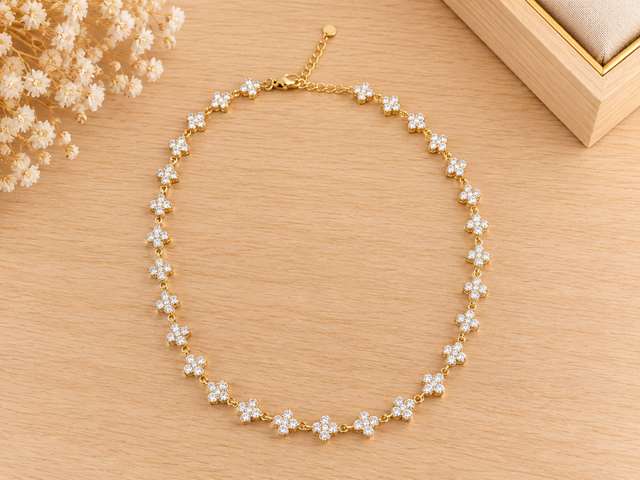 Collier fleurs blanches 