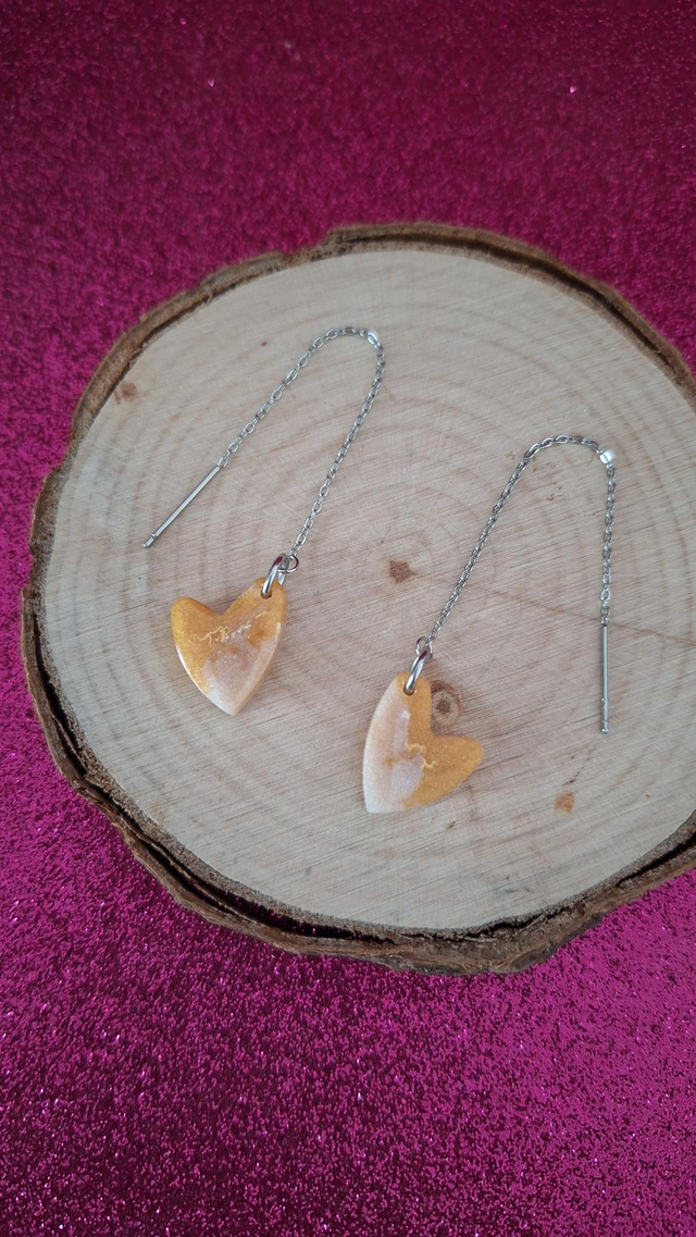 Boucles d&#039;oreilles à enfiler argentées cœurs asymétriques dorés et blancs