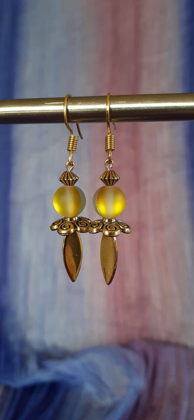 Lumia Boucles d'oreilles dorées, perle verre dépoli ton jaune citron
