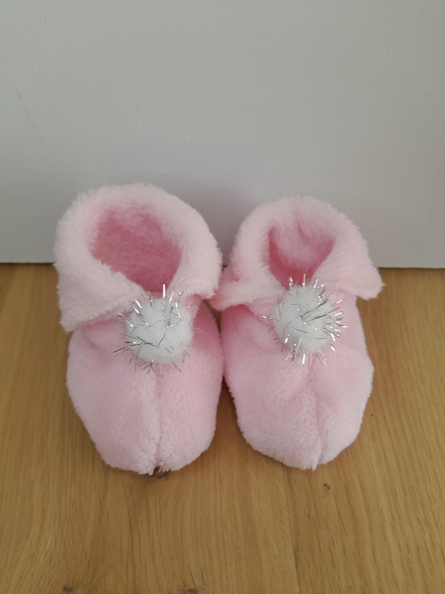 Chaussons bébé roses à pompons blancs