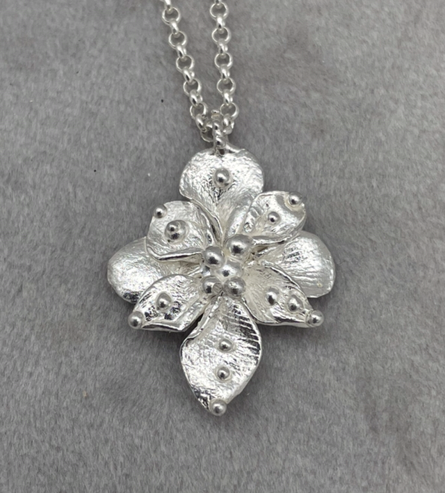 Flower necklace l 