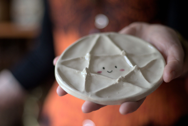 Palette en céramique, petit pentacle souriant