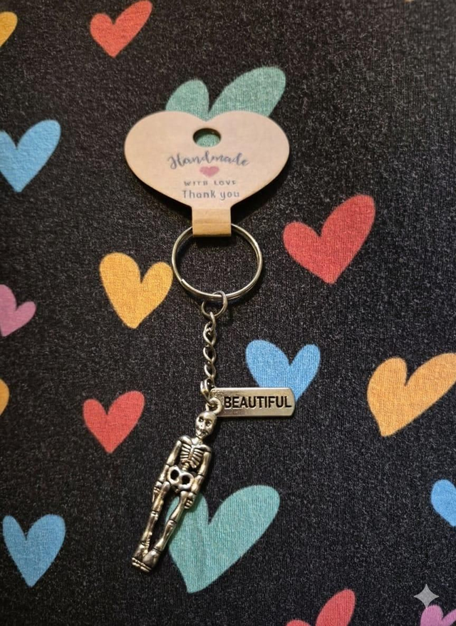 Skeleton keyring with a random saying