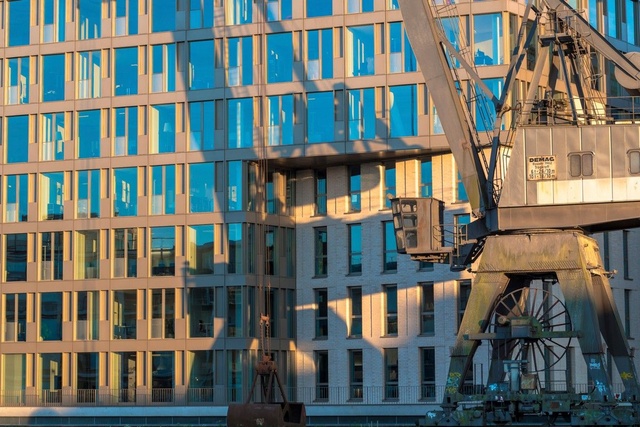 Kran vor der Glasfassade