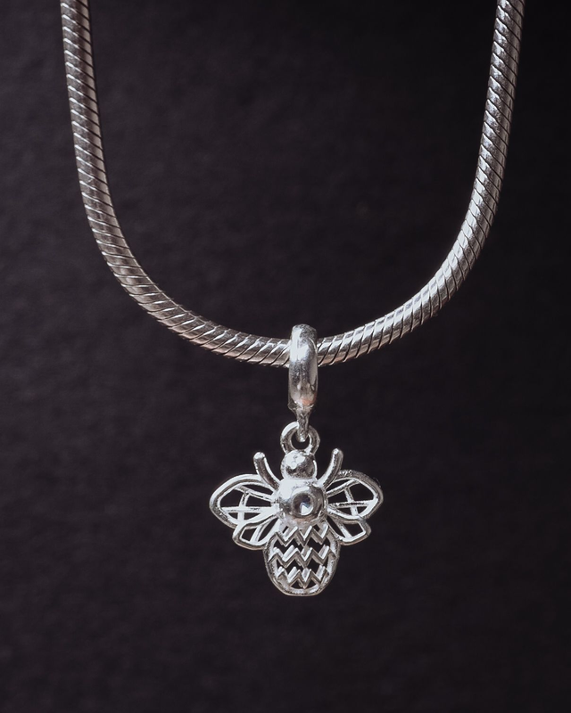 Berloque abelha trabalhada 