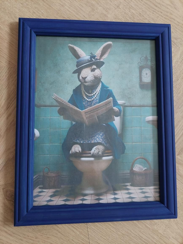 Pupurouva pöntöllä 22x28cm, maalattu sininen puukehys 