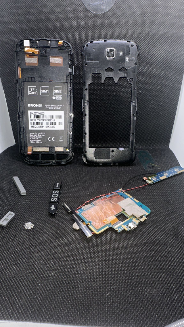1110-Brondi Amico Smartphone – Zerlegt / Ersatzteile / Bastlerwar