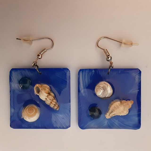 Boucle d’oreille carrée fond bleu océan brossé coquillages et cabochon bleu