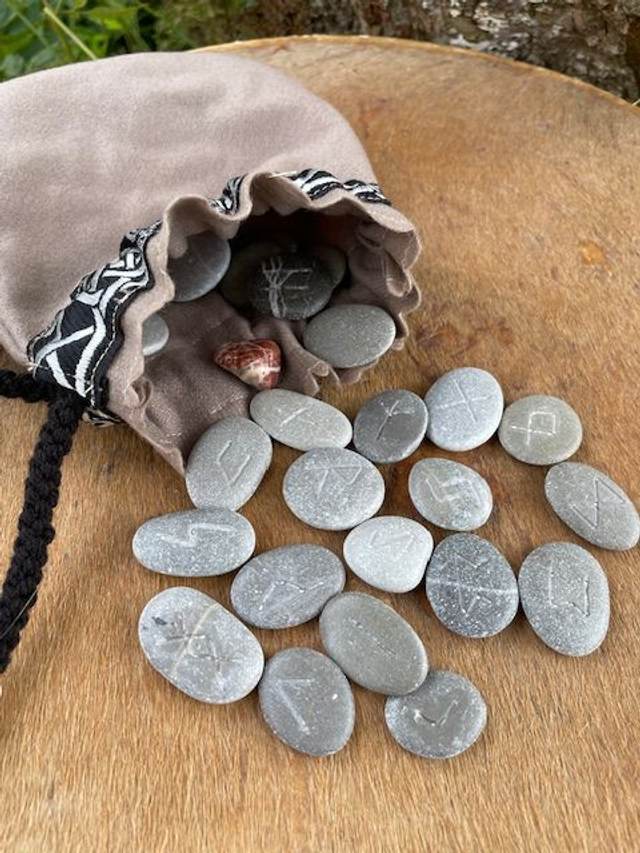 Jeux de runes en pierres