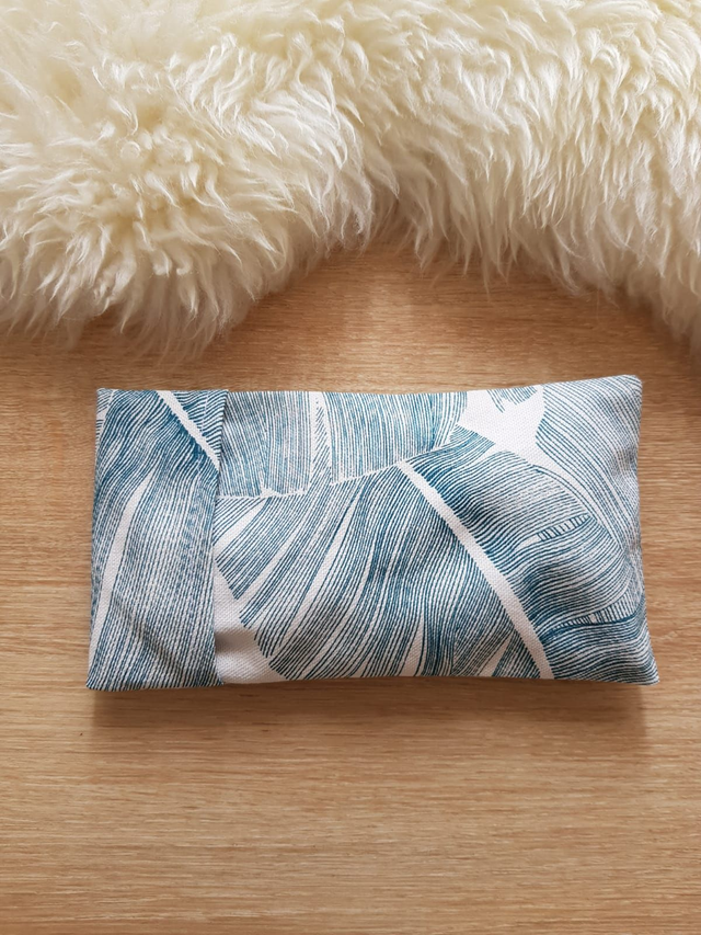 28 - Coussin pour les yeux - Plumes bleues