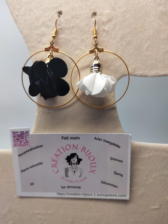 Boucle d'oreille créole et fleurs