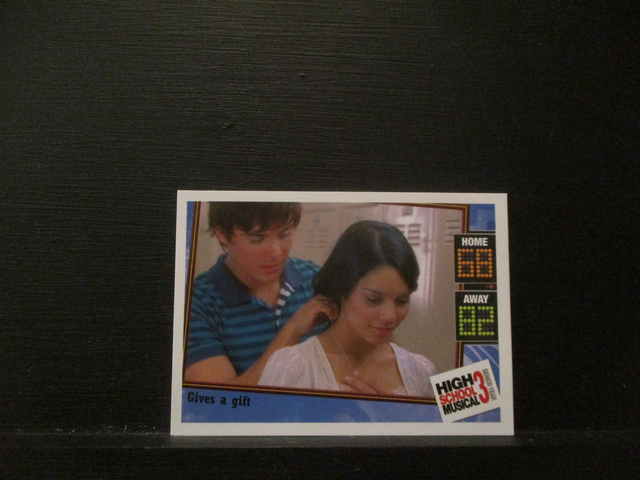 Gives A Gift - Action Card High School Musical 3 Senior Year Original Trading Card