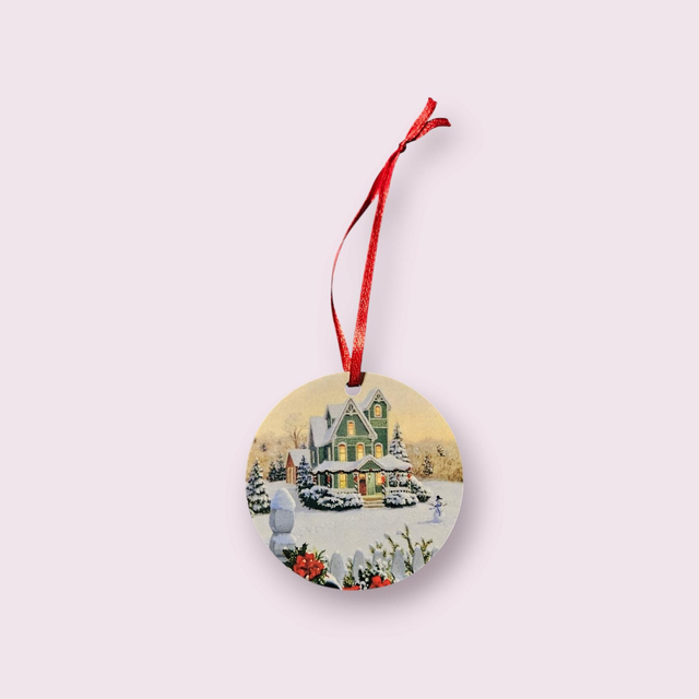 Boule de Noël maison enneigé 