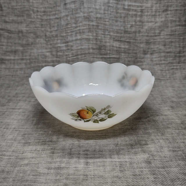 Arcopal | Schaaltje (diameter 15 cm | hoogte 6,5 cm) in witte kleur met geschulpte rand en fruitmotief gehard glas | Vintage