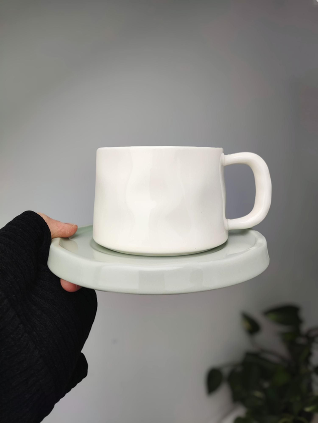 Tasse et sous-tasse en céramique 