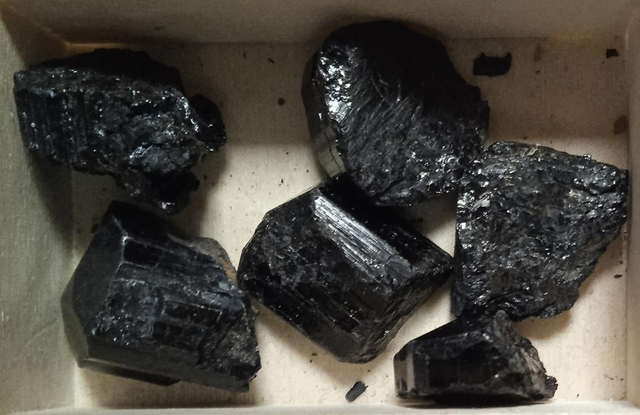 tourmaline noire (pierre brute) 