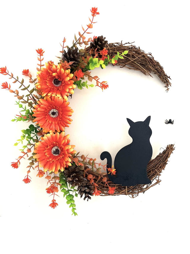 Moon crescent wreath with cat and spider. 