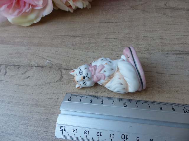 Chat blanc assis en porcelaine avec ruban rose – Figurine Franklin Mint Staffordshire vintage 1986 - Curio Cabinet Cats - Chat de collection