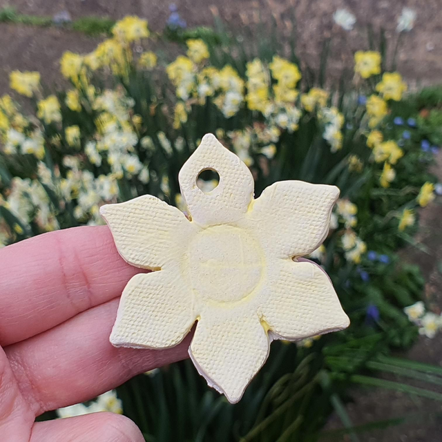 Yellow daffodil badge