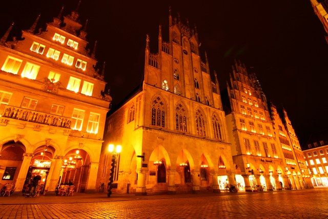 Rathaus und Stadtweinhaus bei Nacht