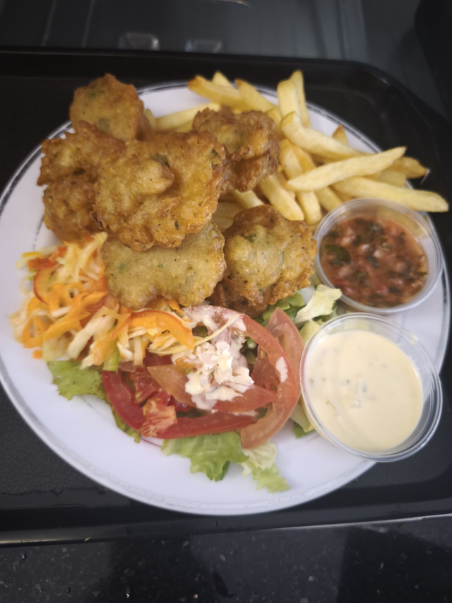 Menu accras de morue frite salade 