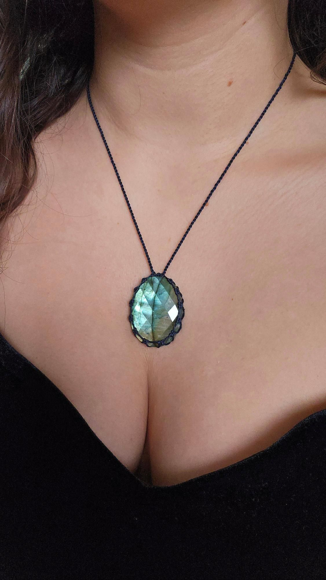 Collier labradorite bleue dorée facettée - macramé bleu nuit