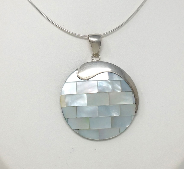 PENDENTIF ROND MOSAIQUE NACRE BLANCHE ARGENT MASSIF - VENDU SANS CHAINE - 4421