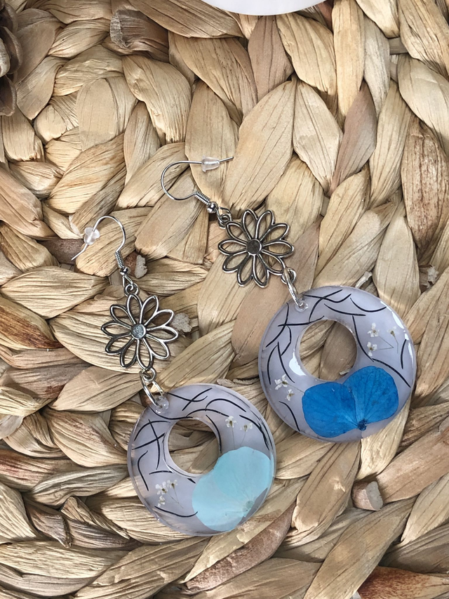 Boucles d'oreilles Diana - fleurs en contraste de bleus et blanc