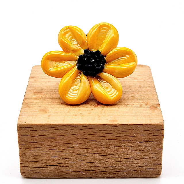 Pin's Marguerite jaune orangé