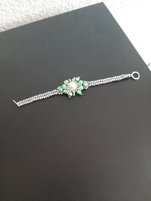 bracelet fleur argentée vert  en perle de verre et perle rocaille fermoir OT silver		