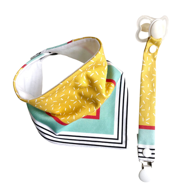 Coffret bavoir bandana + attache tétine - jaune, rouge et vert clair