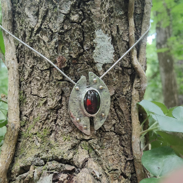 Pendentif &quot;Nébuleuse &quot; en Argent Massif, Or 18 carats et Opale Noire